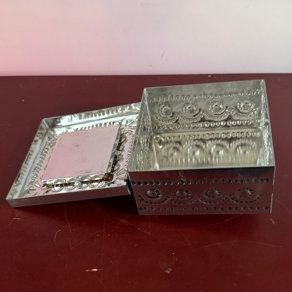 handcrafted Mexican tin jewelry box with a handpainted Talavera ceramic tile - Picture 2 of 10